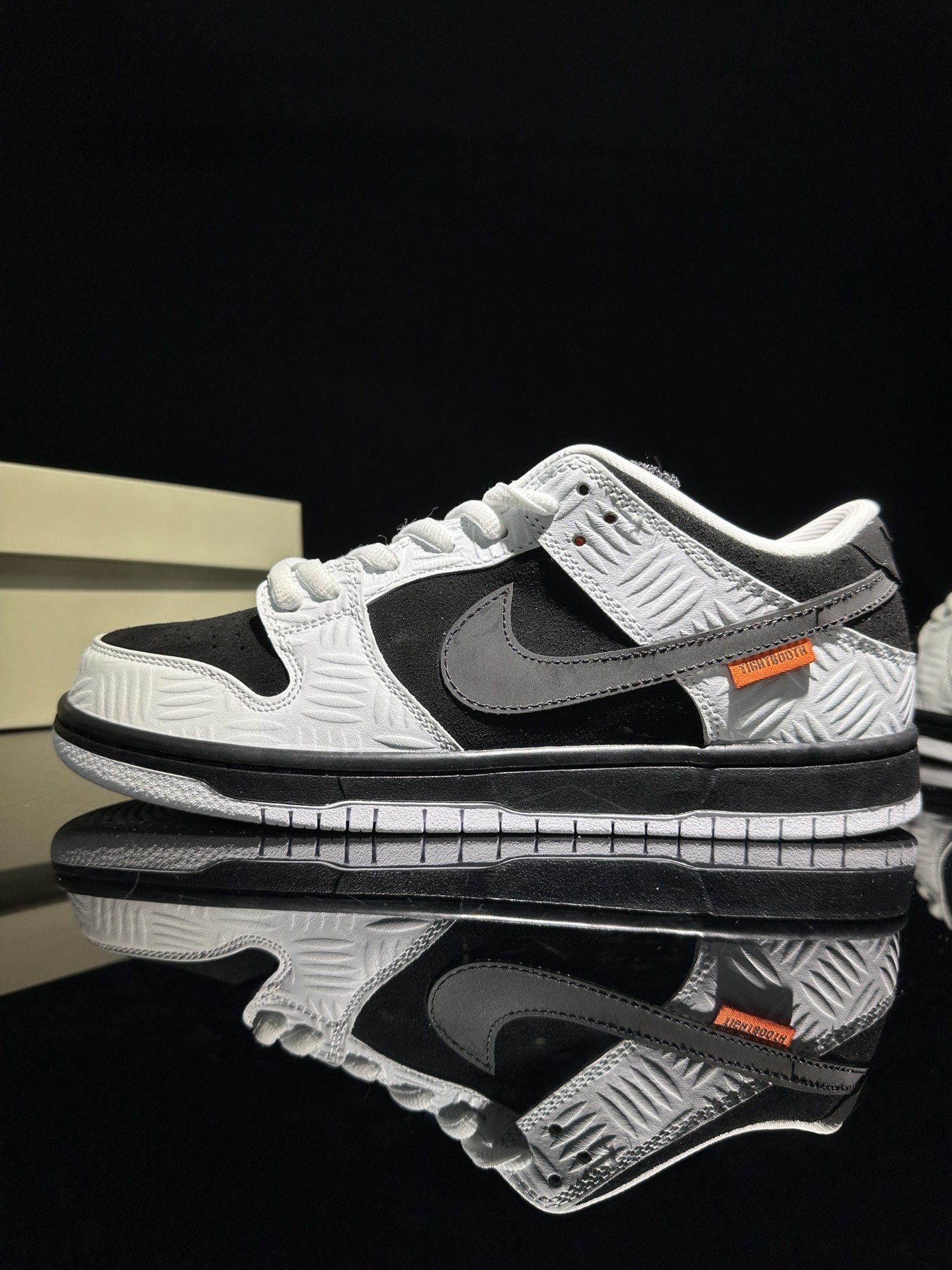 Nike SB Dunk Low TIGHTBOOTH