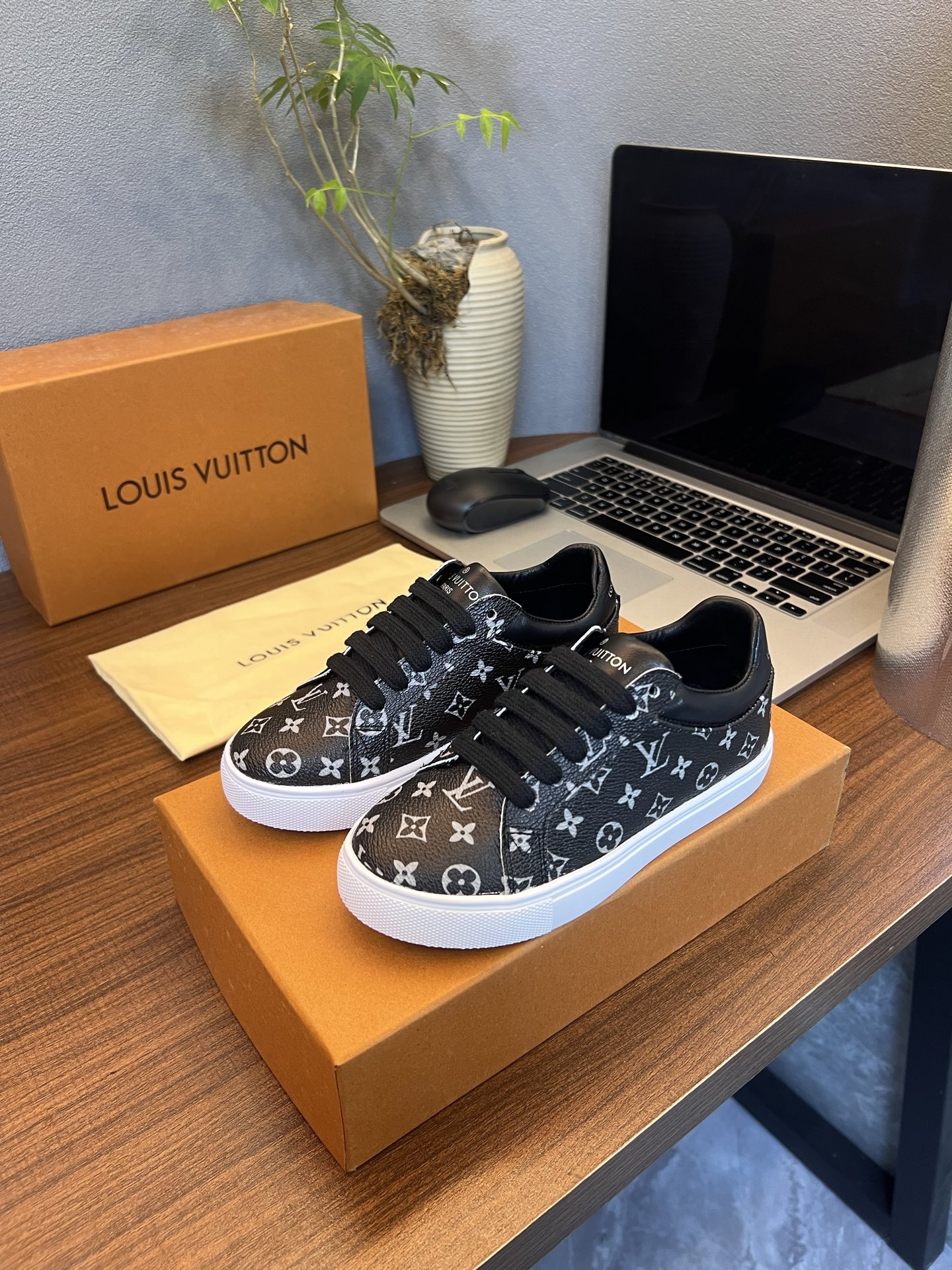 Kid shoes LV