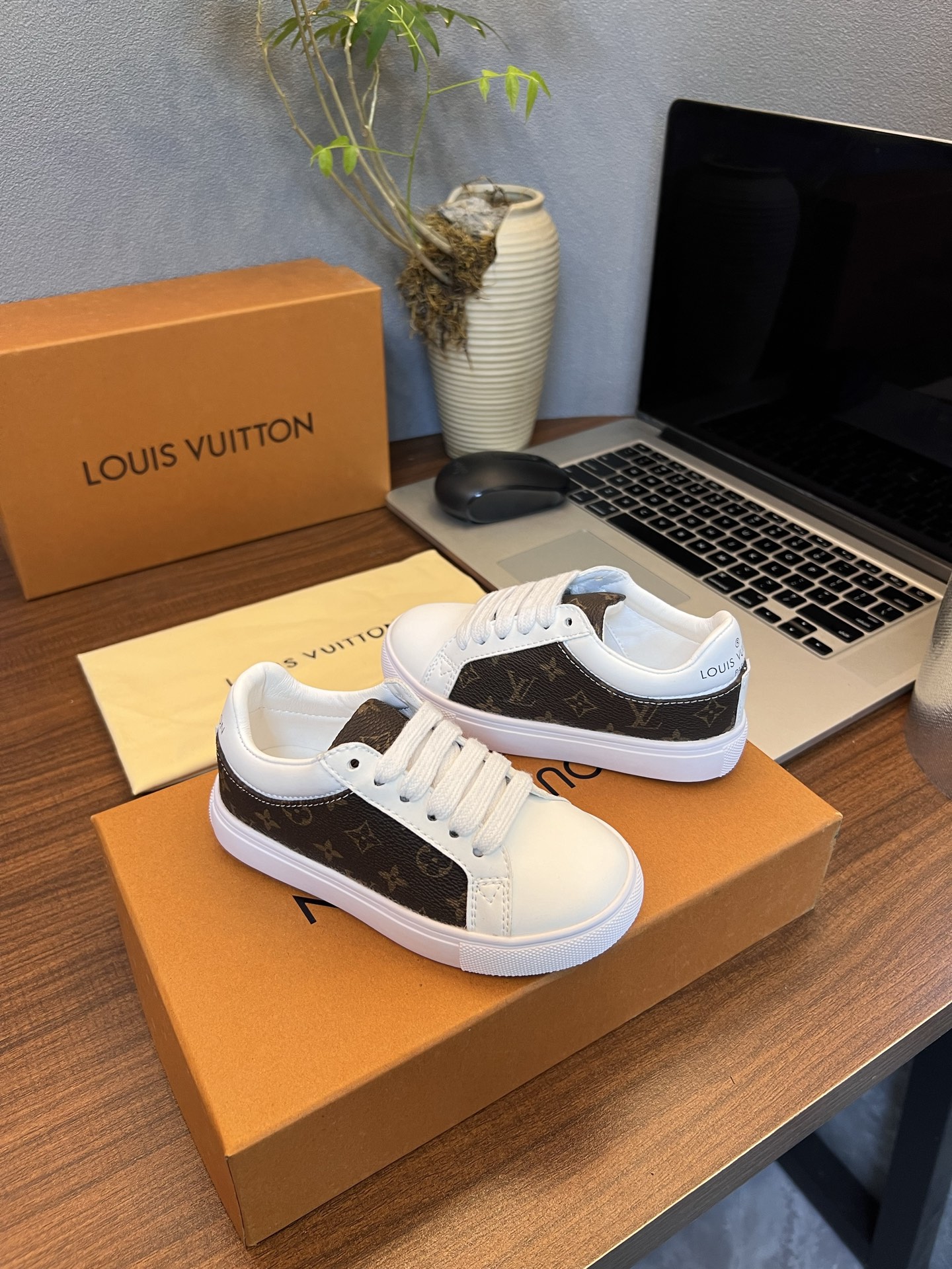 Kid shoes LV