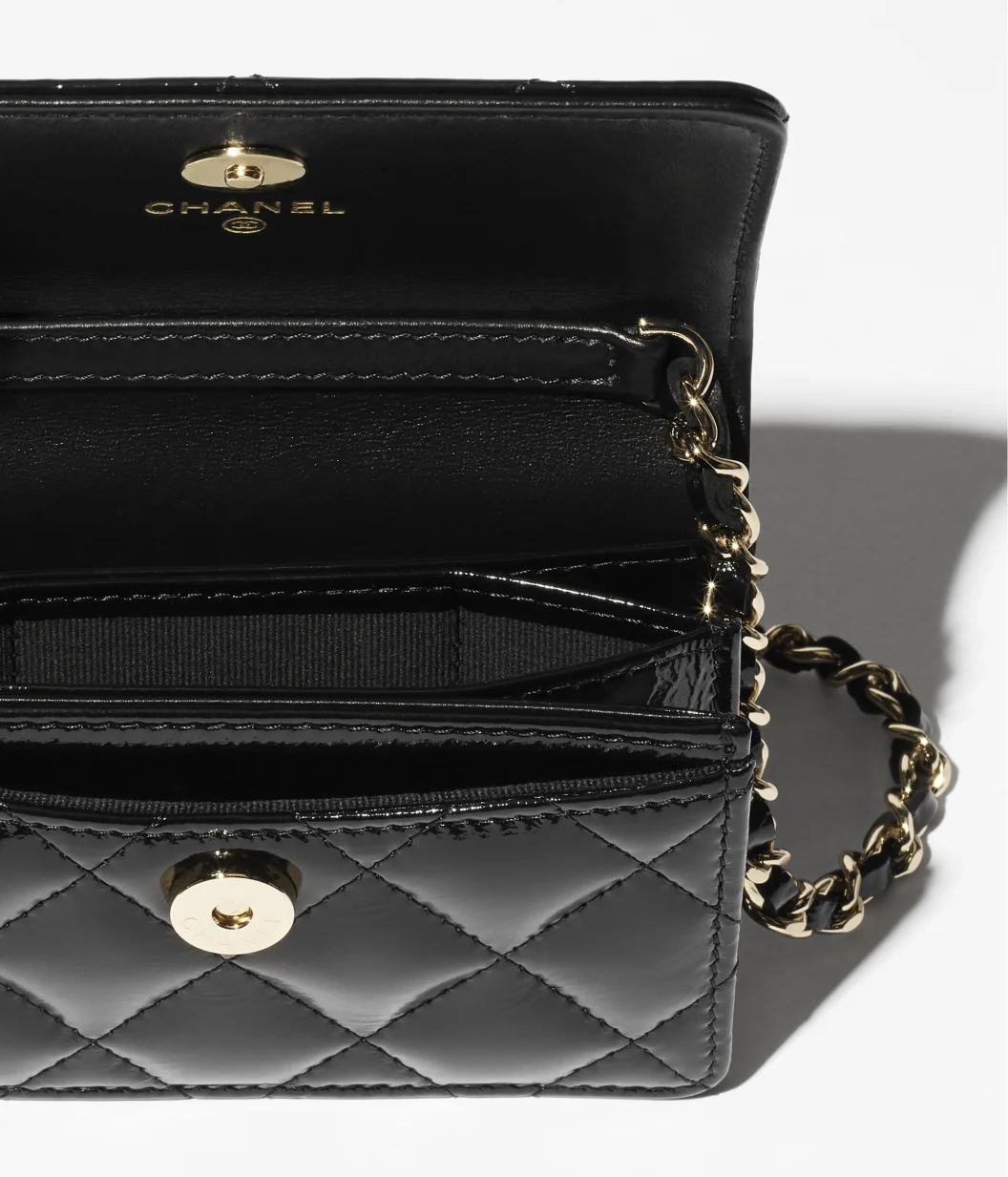 SMALL CLUTCH WITH CHAIN Shiny Lambskin & Gold-Tone Metal Black