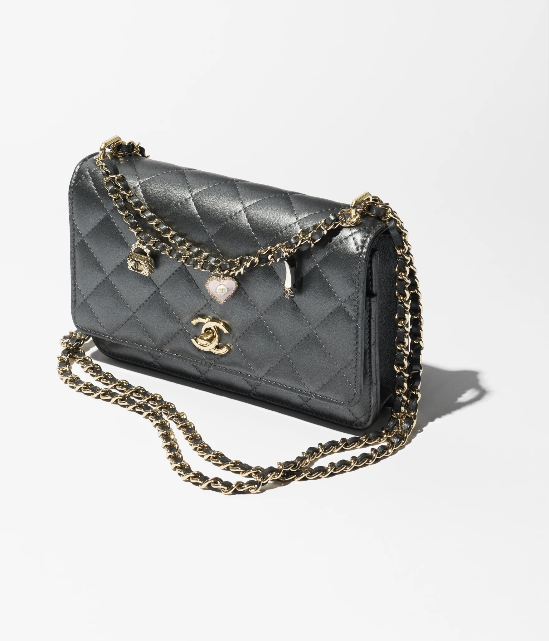 WALLET ON CHAIN Pearly Lambskin & Gold-Tone Metal Black