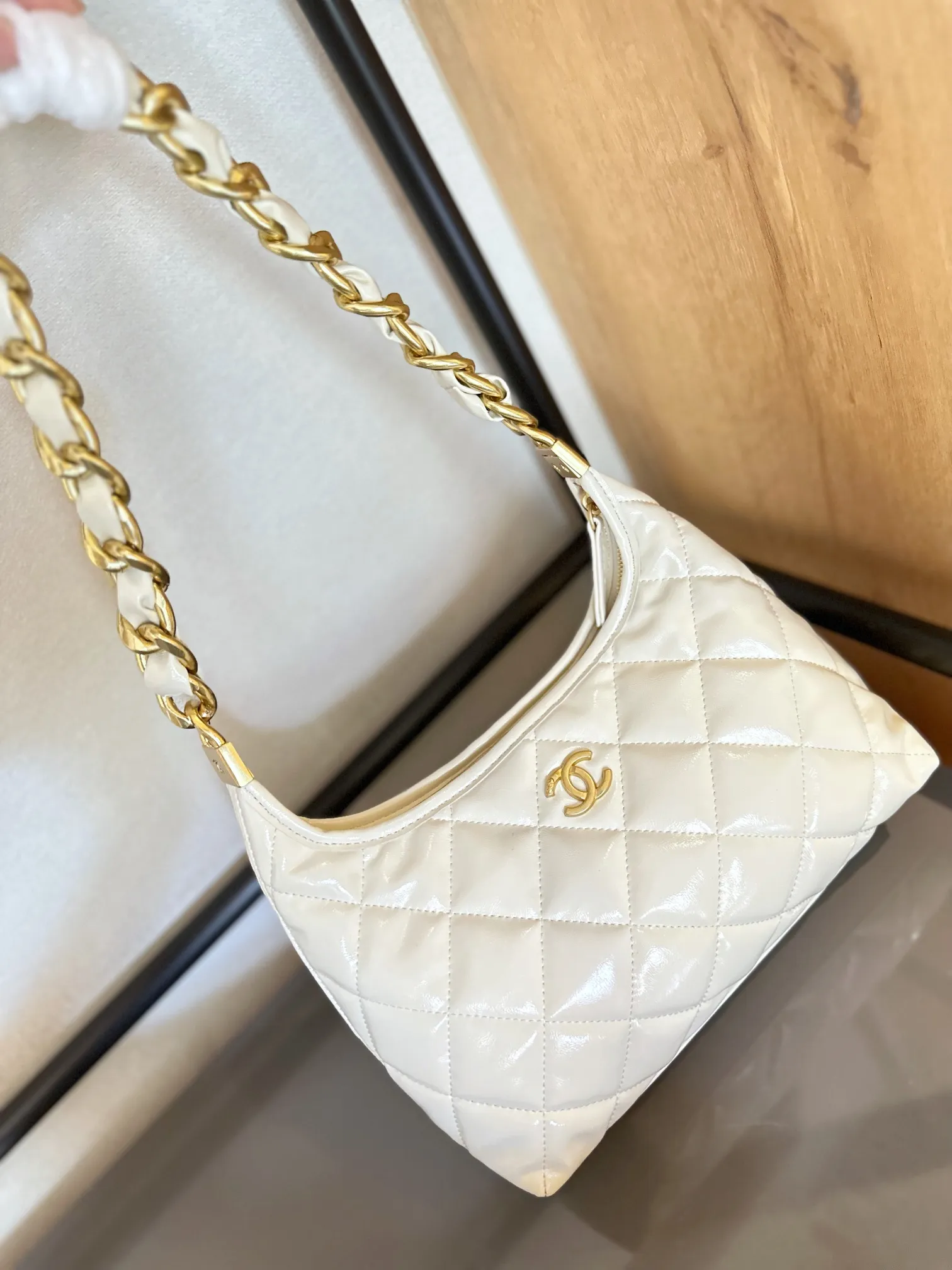 24a hobo bag 23cm white calfskin gold hardware