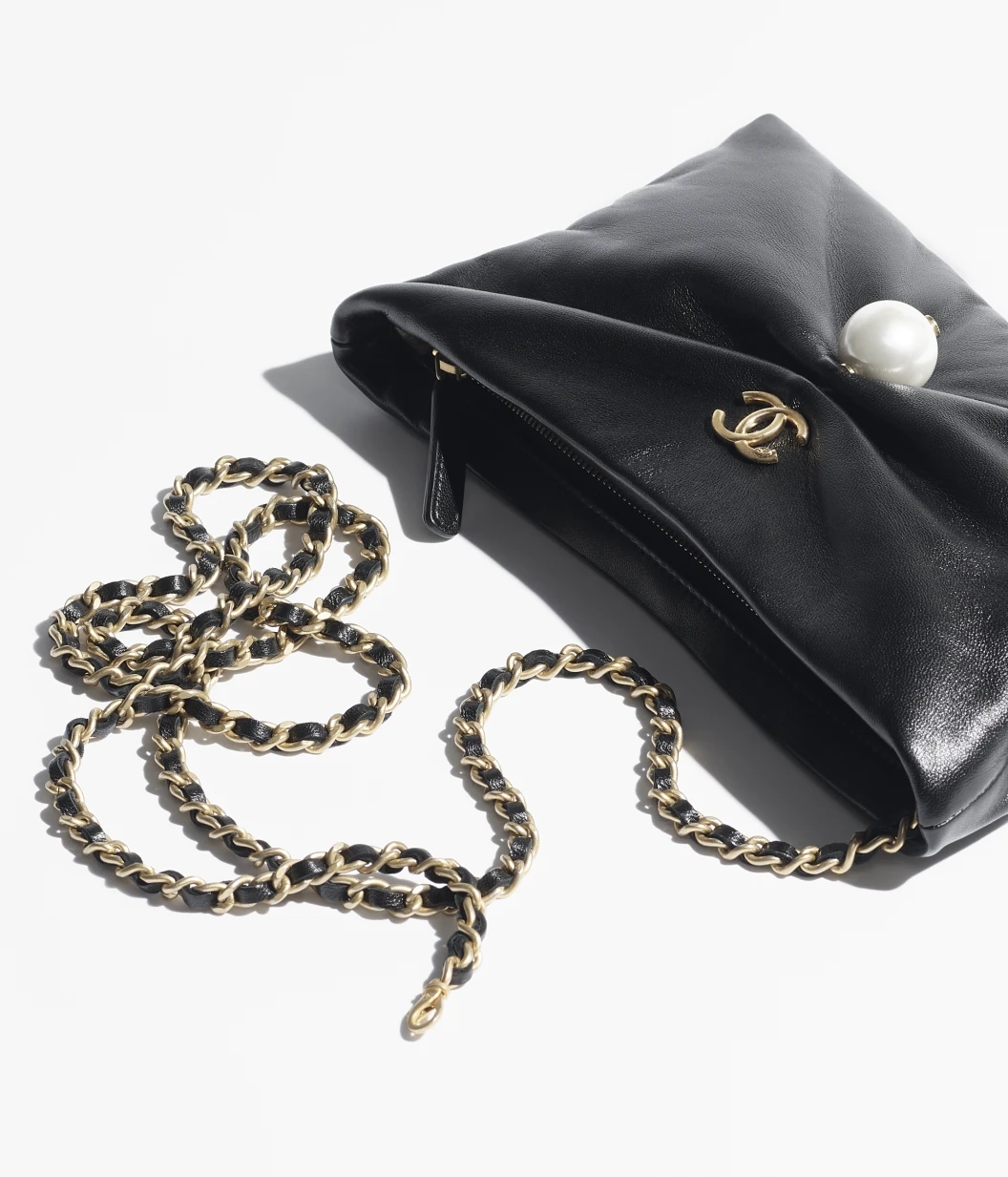 CLUTCH WITH CHAIN Shiny Lambskin, Imitation Pearl & Gold-Tone Metal Black
