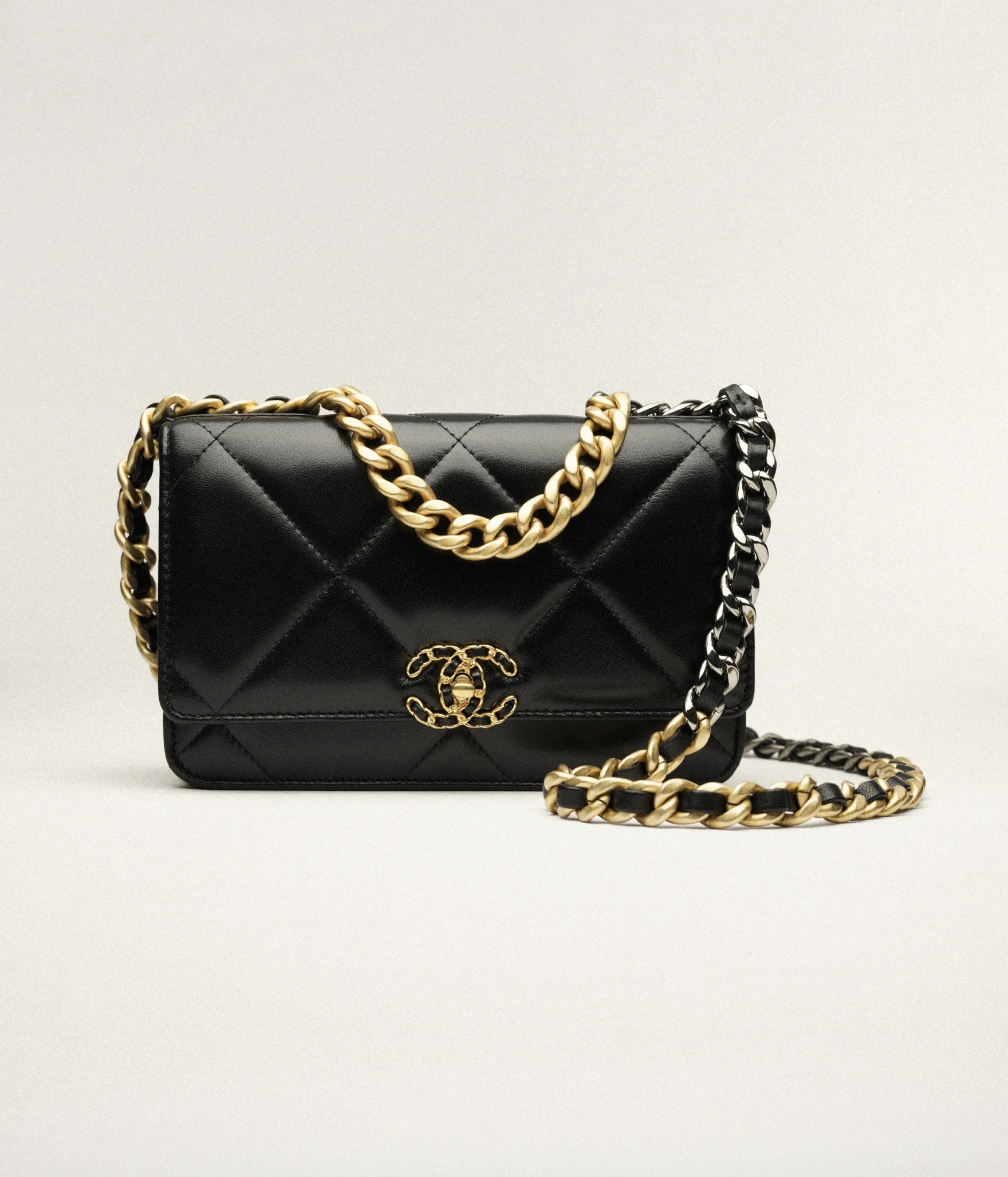 CHANEL 19 WALLET ON CHAIN Shiny Lambskin, Gold-Tone, Silver-Tone & Ruthenium-Finish Metal Black