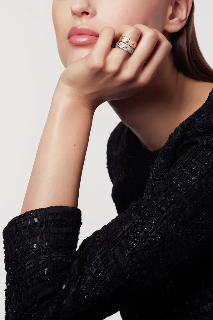 COCO CRUSH RING Quilted motif, small version, 18K BEIGE GOLD