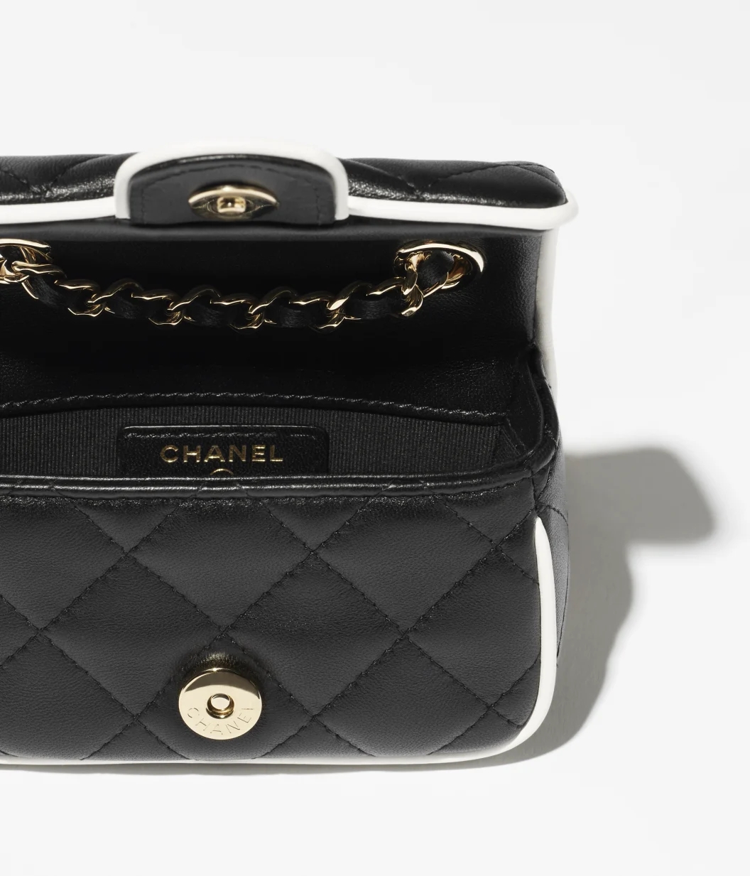 CLUTCH WITH CHAIN Black & White