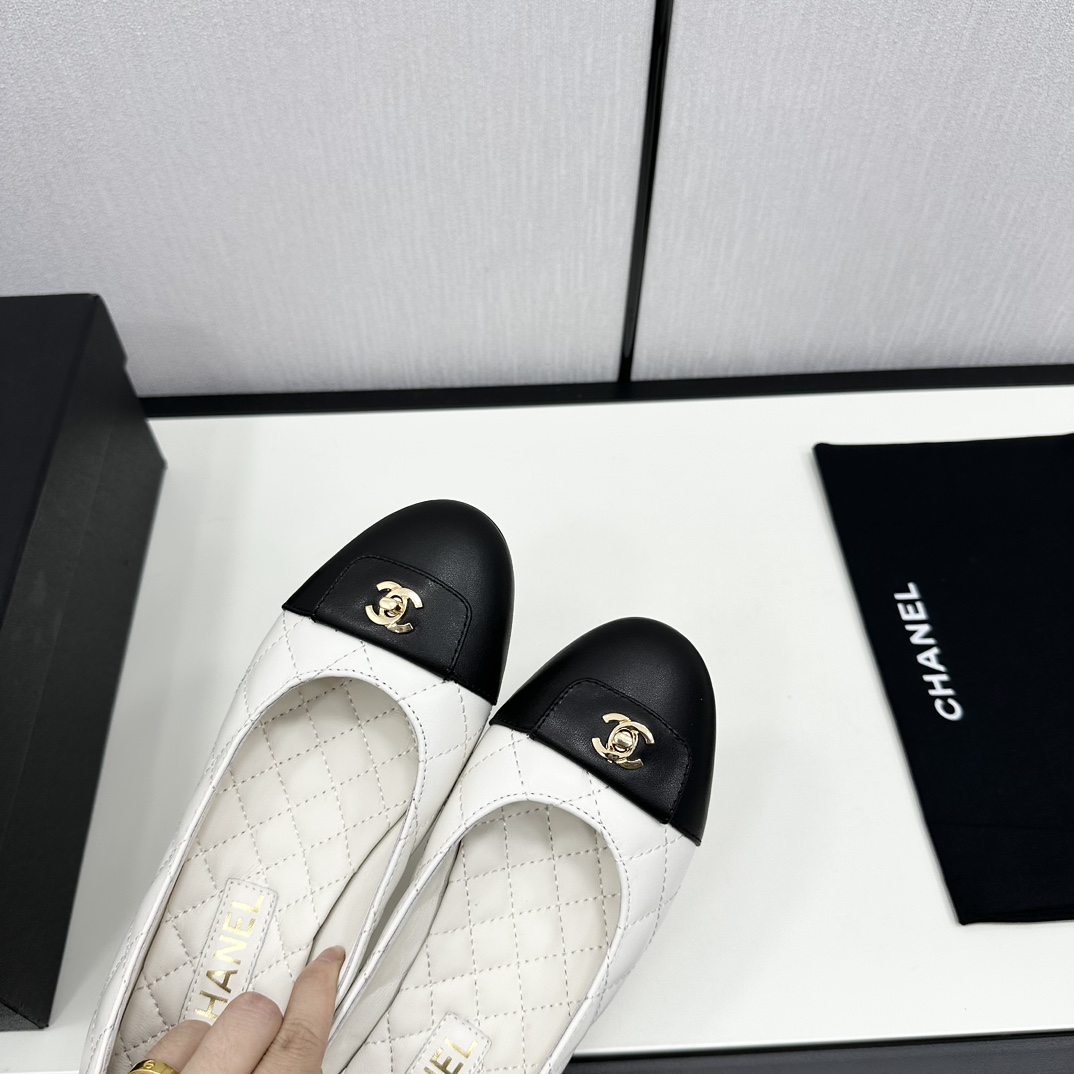 Chanel Flat shoes