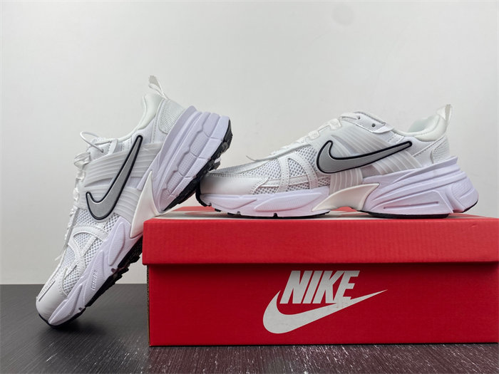 nike v2k run summit white metallic silver fd0736-102