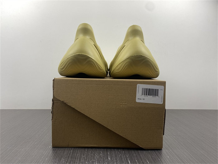 Ad*s yeezy foam rnnr sulfur gv6775