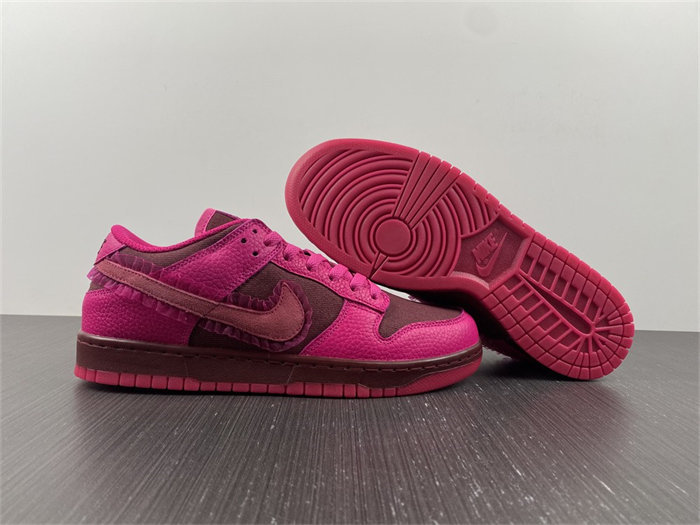 Nike Dunk Low Valentine