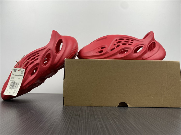 Ad*s yeezy foam rnnr vermillion cw3355