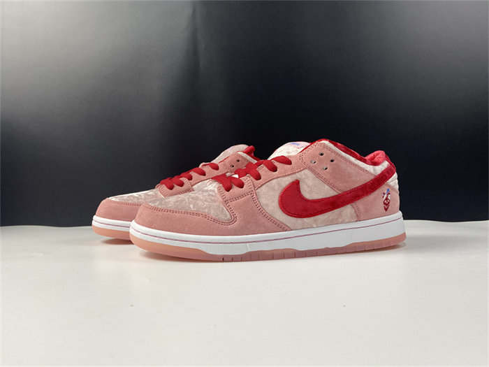 nike sb dunk low strangelove skateboards ct2552-800