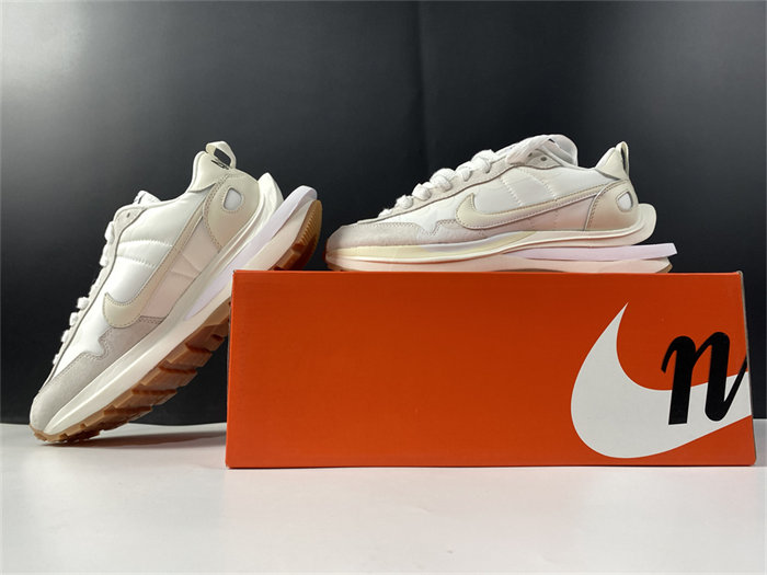 Nike Vaporwaffle sacai Sail Gum DD1875-100