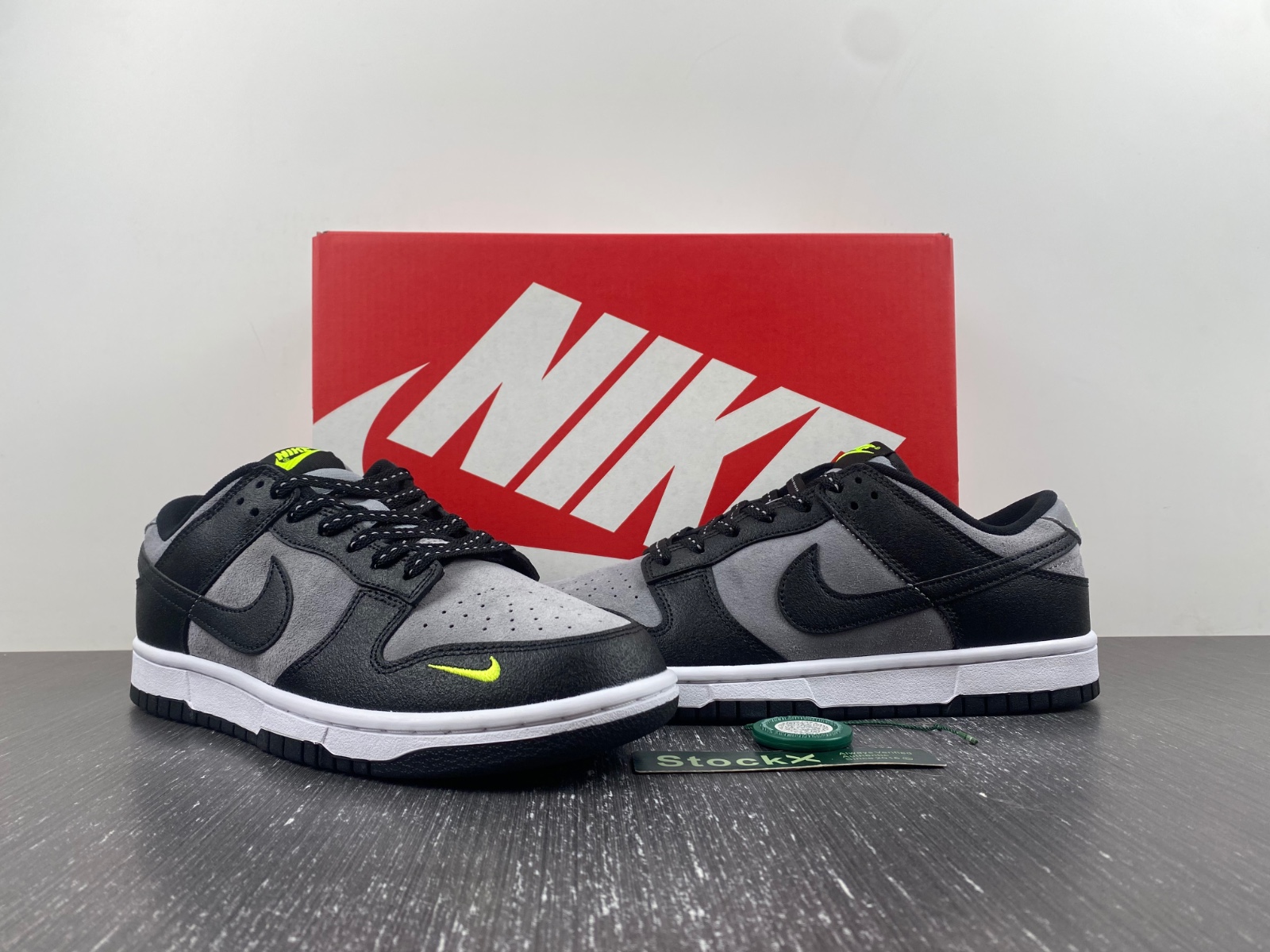 nike dunk low ''black grey green strike'' fq2205-001