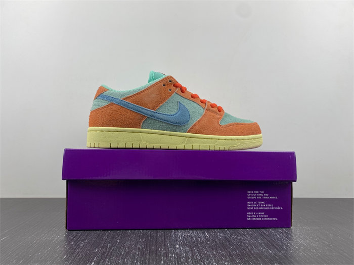 nike sb dunk low orange emerald rise dv5429-800