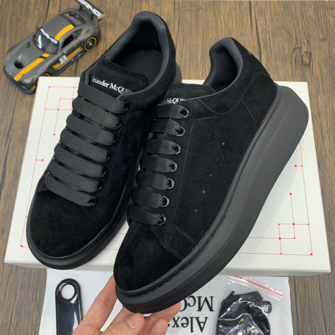 McQuen Triple Black 553761WHV671000