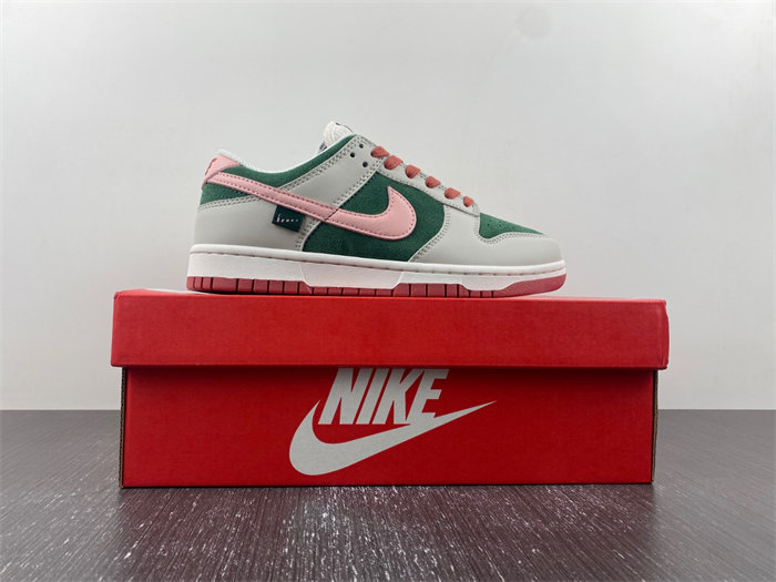 nike dunk low se all petals united fir green fn8923-061