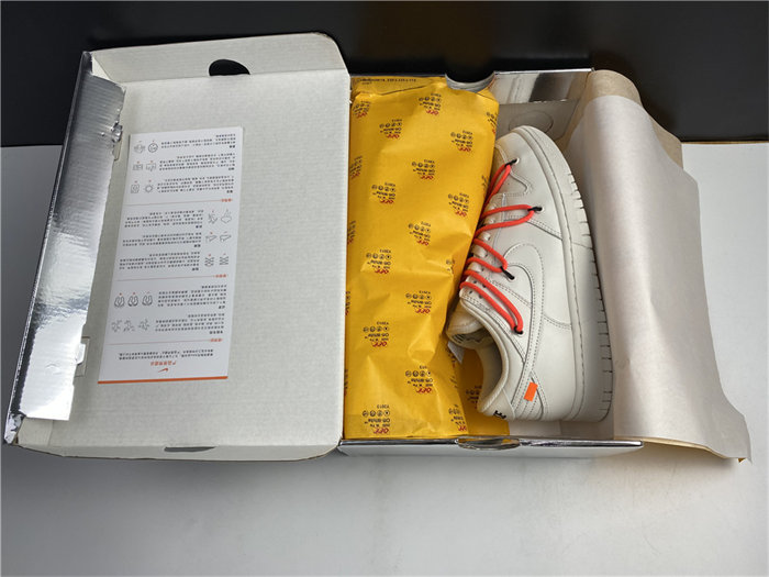 Off-White x Nike Dunk Low CT0856- 900