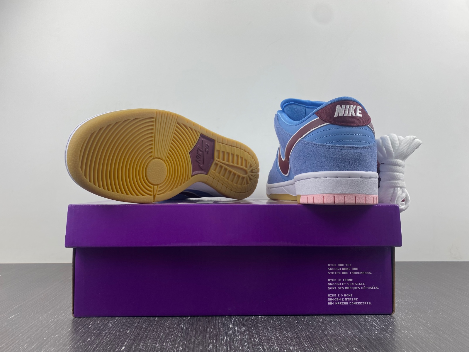 Nike SB Dunk Low Philadelphia Phillies DQ4040-400