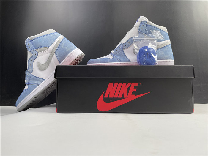 jordan1 retro hyper royal smoke grey 555088-402