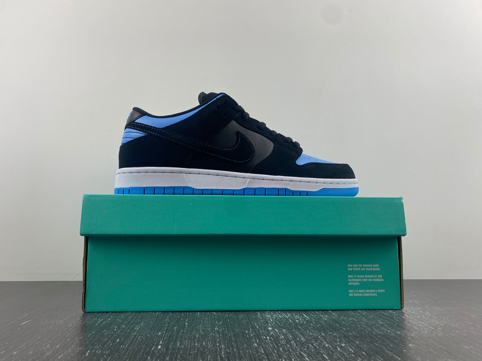 nike sb skateboard dunk low pro black