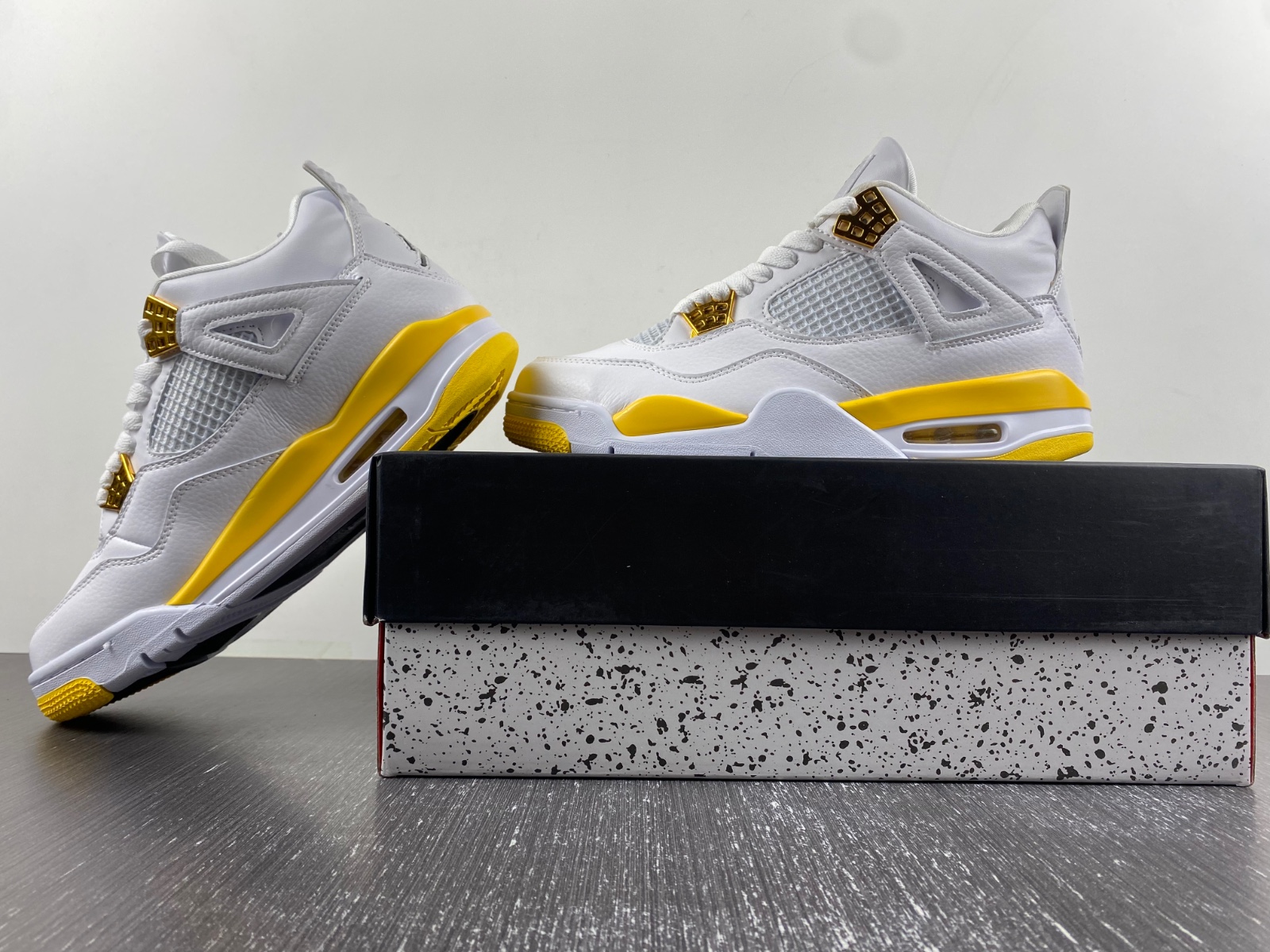 Air Jordan 4 WMNS “VividSulfur”