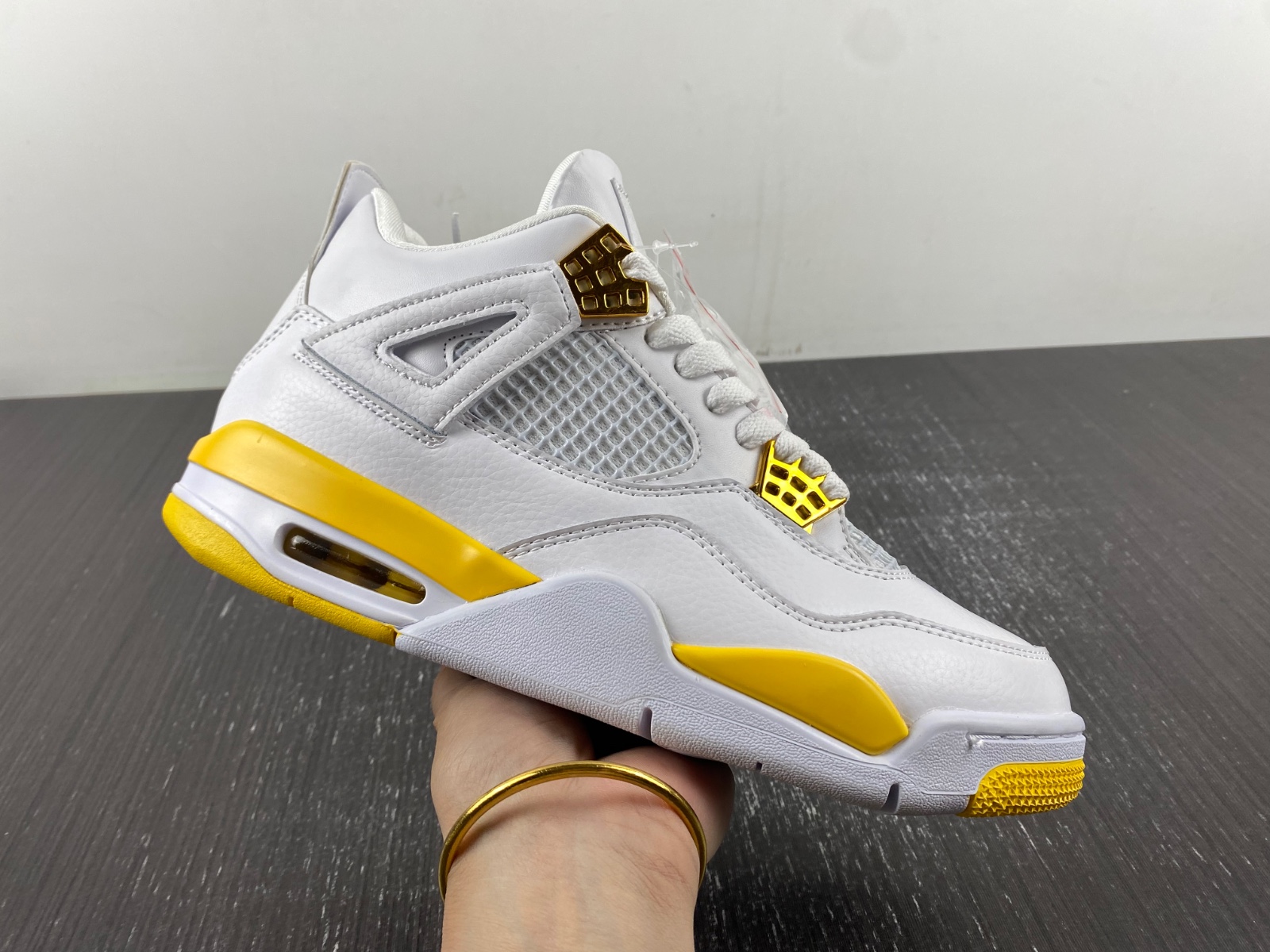 Air Jordan 4 WMNS “VividSulfur”