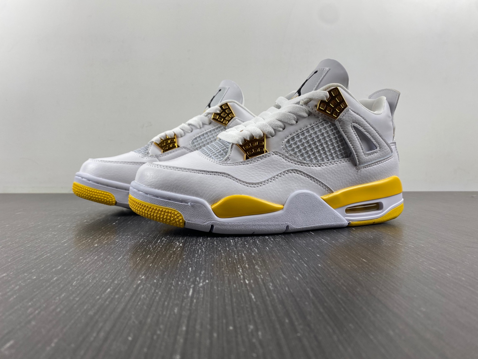 Air Jordan 4 WMNS “VividSulfur”