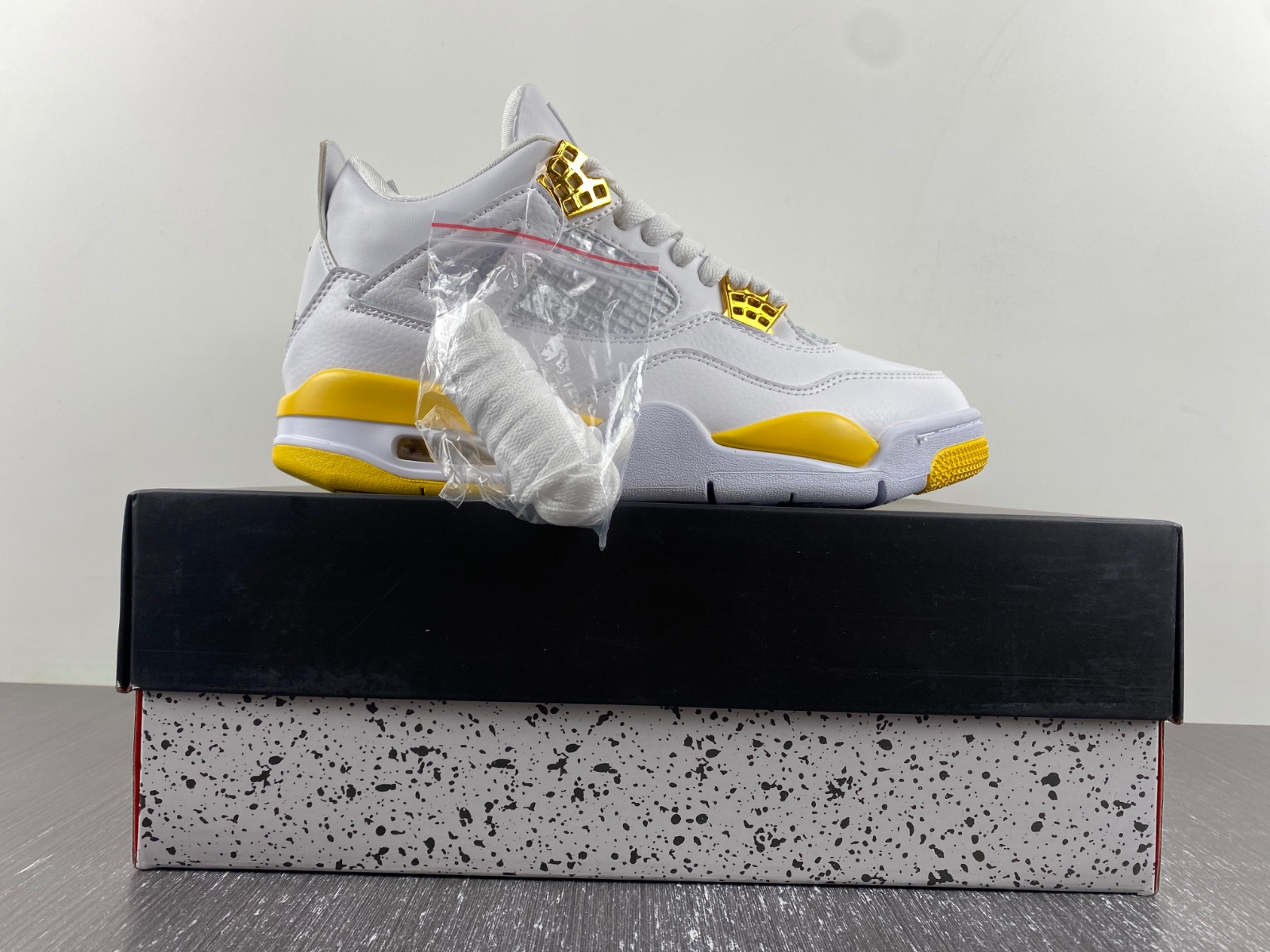 Air Jordan 4 WMNS “VividSulfur”