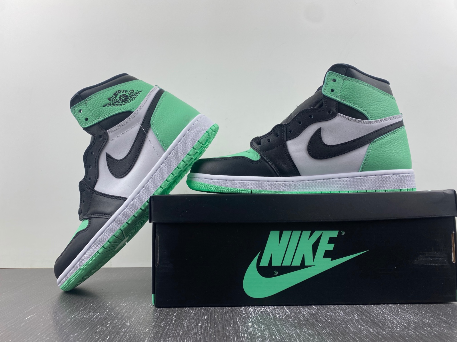 AIR JORDAN 1 HIGH OG “GREEN GLOW”