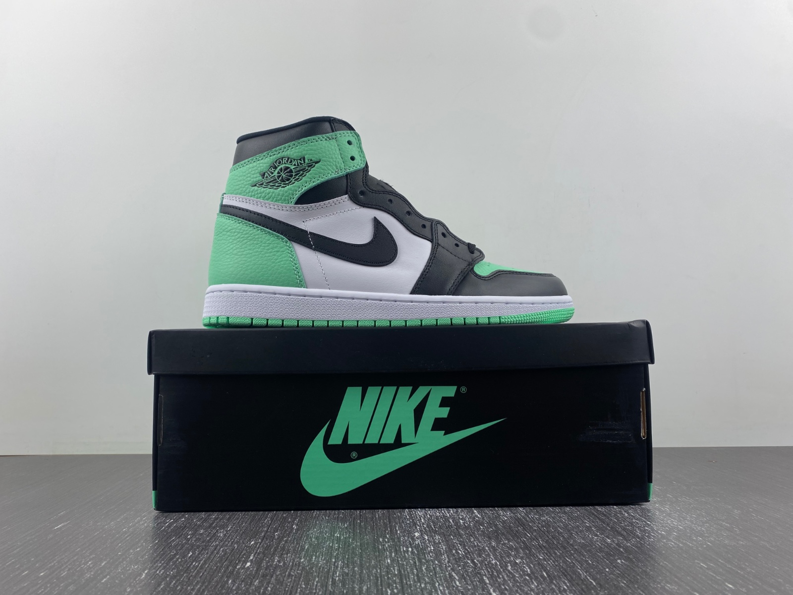 AIR JORDAN 1 HIGH OG “GREEN GLOW”