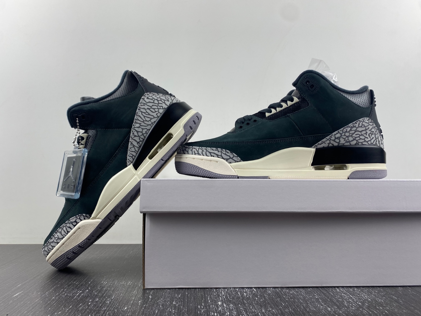 Air Jordan 3 WMNS “Off Noir”