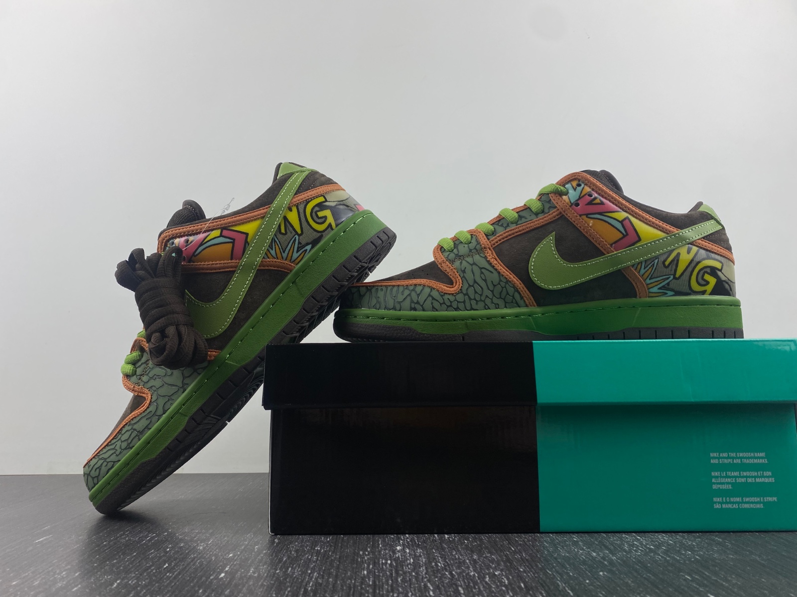 Nike SB Dunk Low “De La Soul”