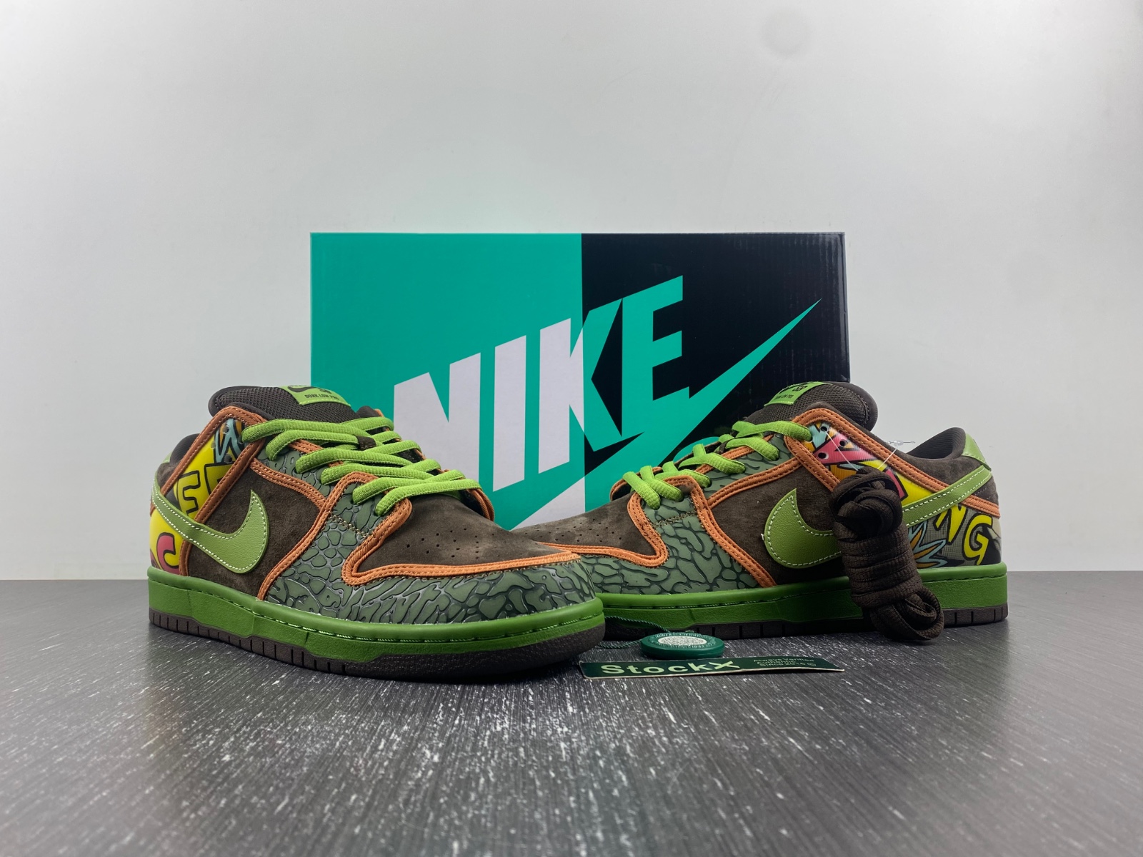 Nike SB Dunk Low “De La Soul”