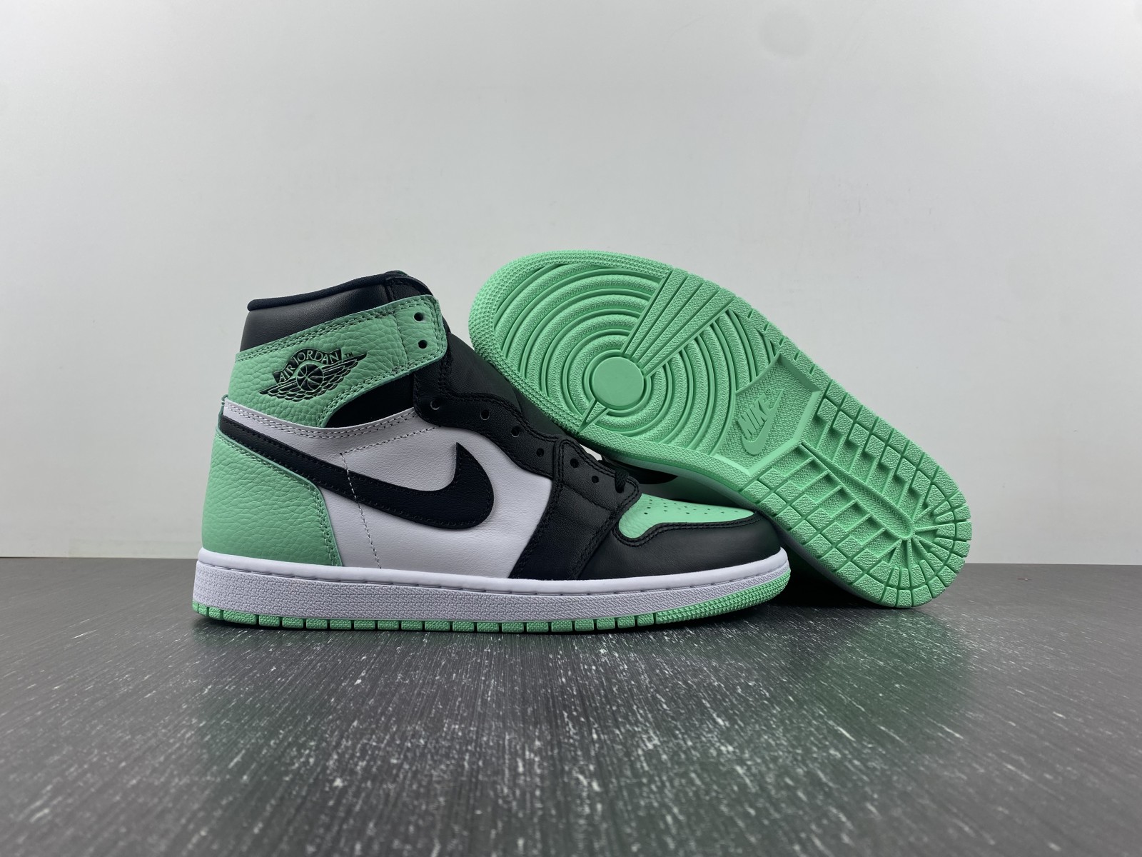 AIR JORDAN 1 HIGH OG “GREEN GLOW”