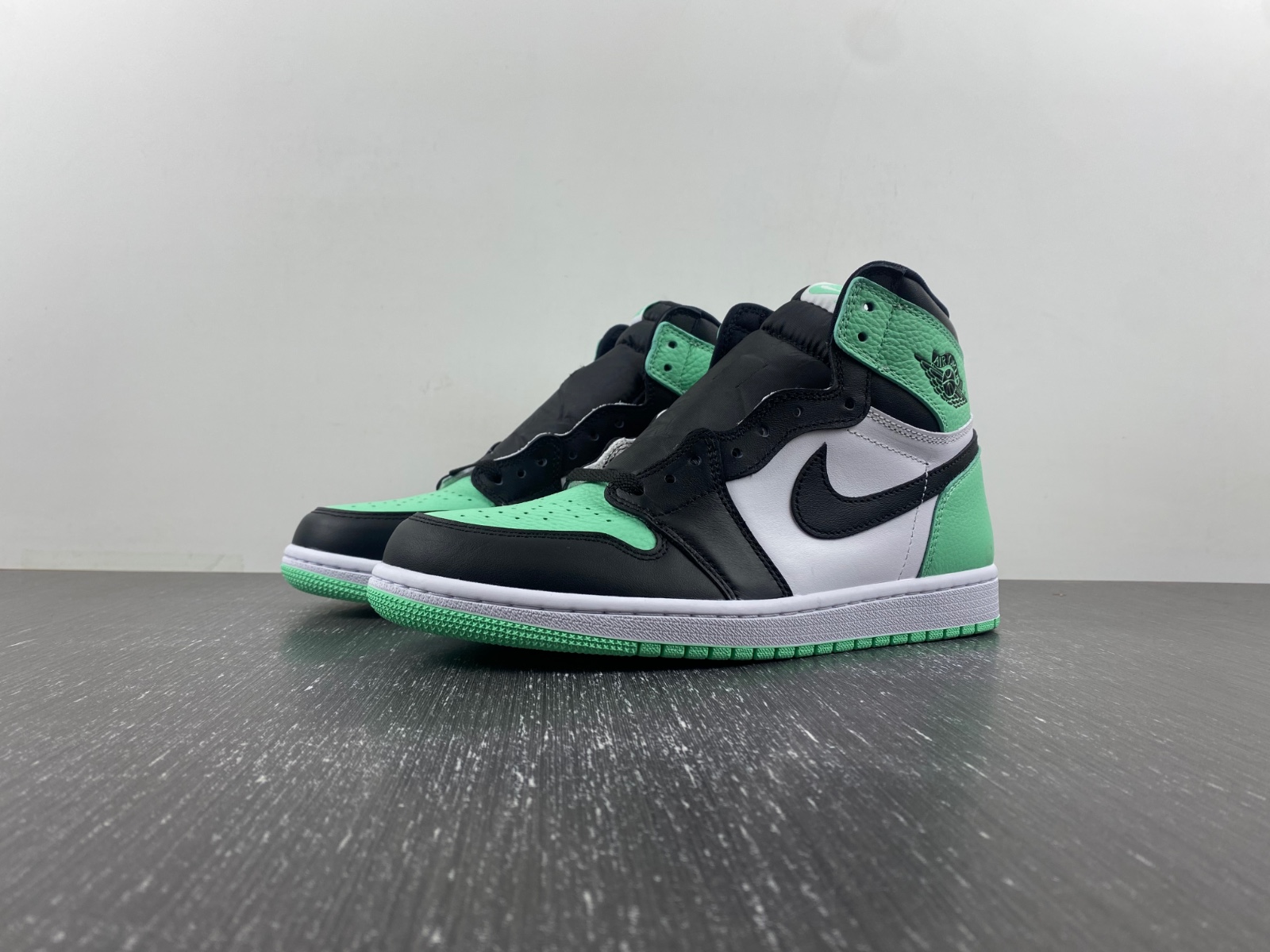 AIR JORDAN 1 HIGH OG “GREEN GLOW”