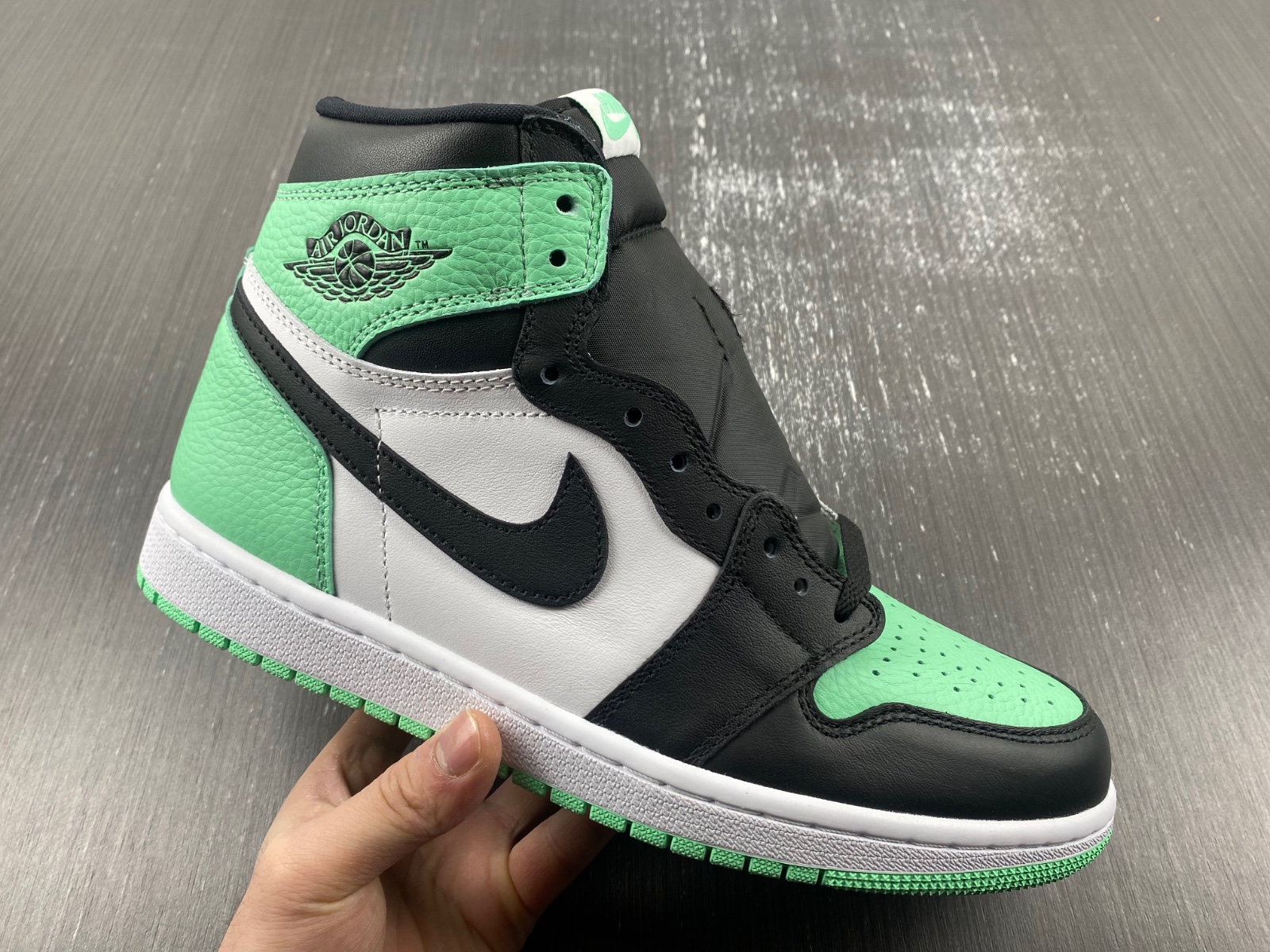 AIR JORDAN 1 HIGH OG “GREEN GLOW”