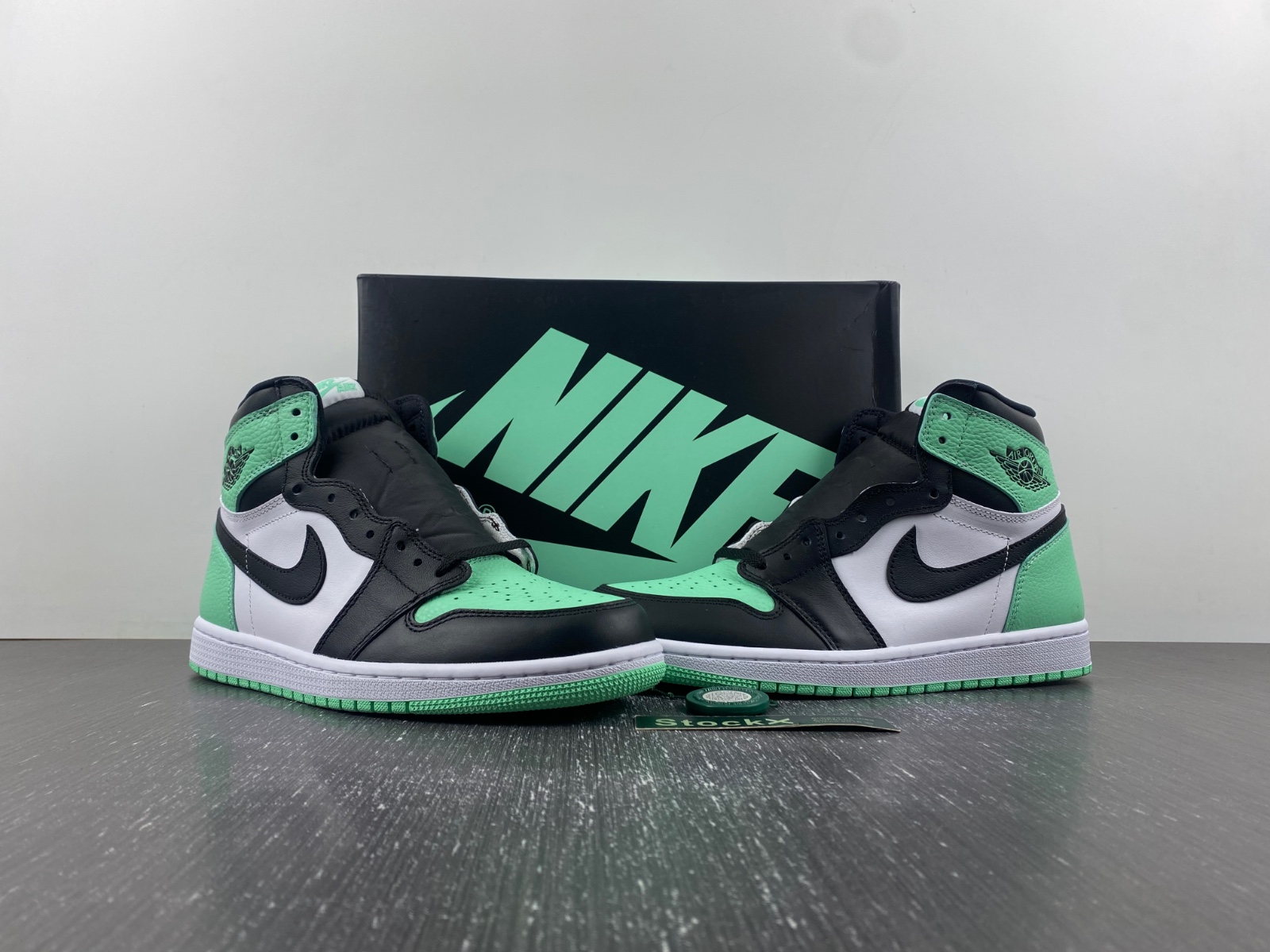 AIR JORDAN 1 HIGH OG “GREEN GLOW”