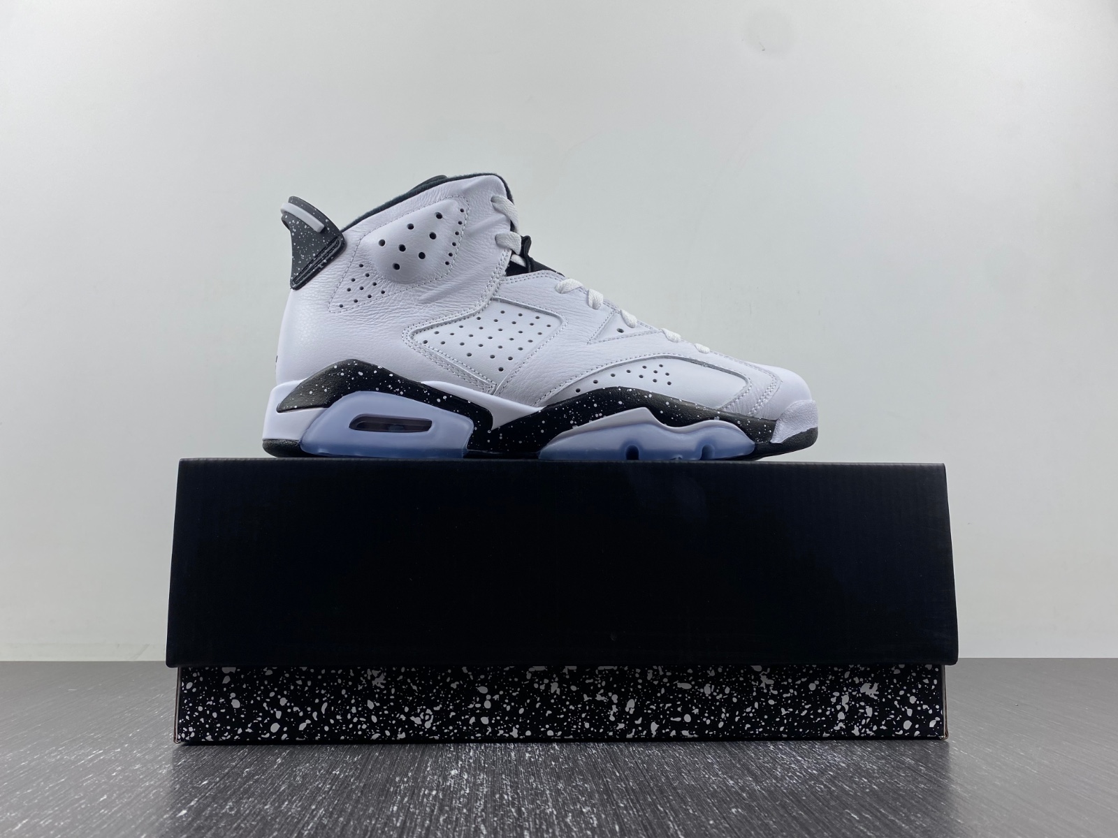 Air Jordan 6 “Reverse Oreo”