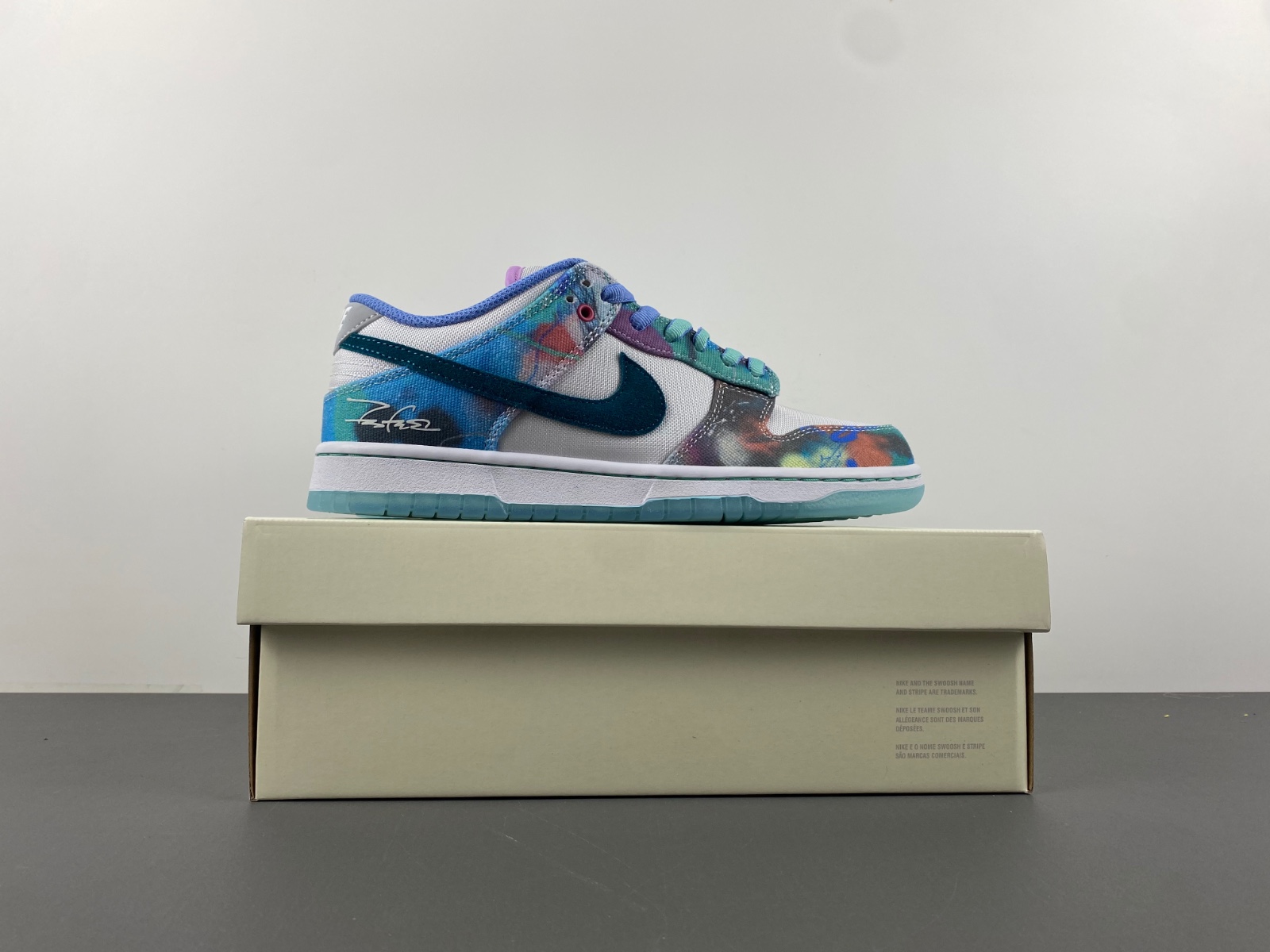 Nike Futura Laboratories x Dunk SB Low HF6061-400