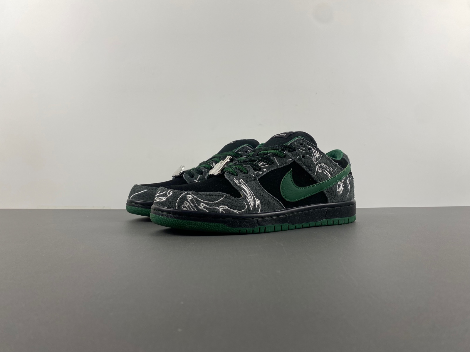 There Skateboards x Nike SB Dunk Low  HF7743-001