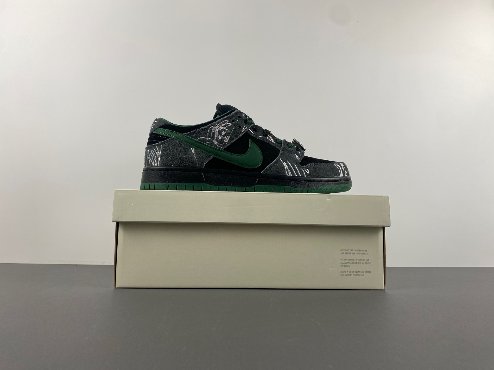 There Skateboards x Nike SB Dunk Low  HF7743-001