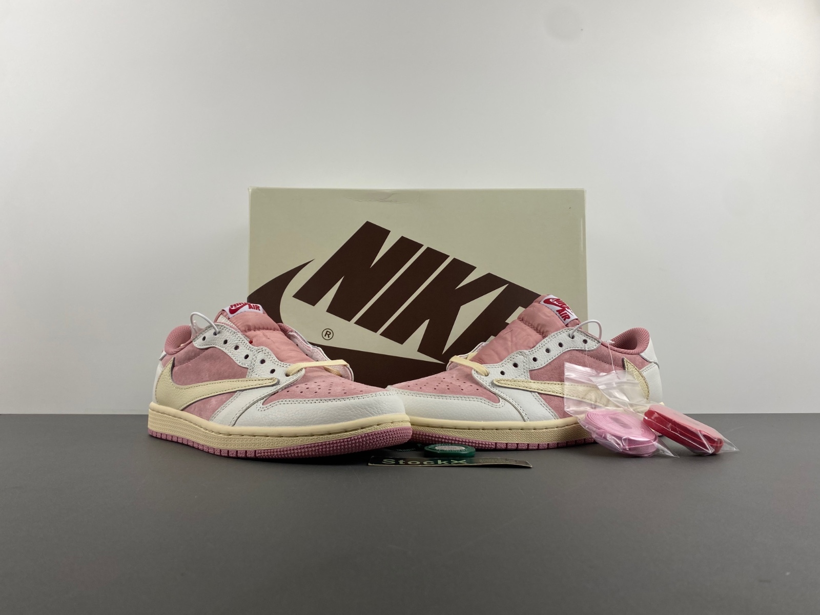 TRAVIS SCOTT X AIR JORDAN 1 LOW OG SHY PINK  DM7866-106