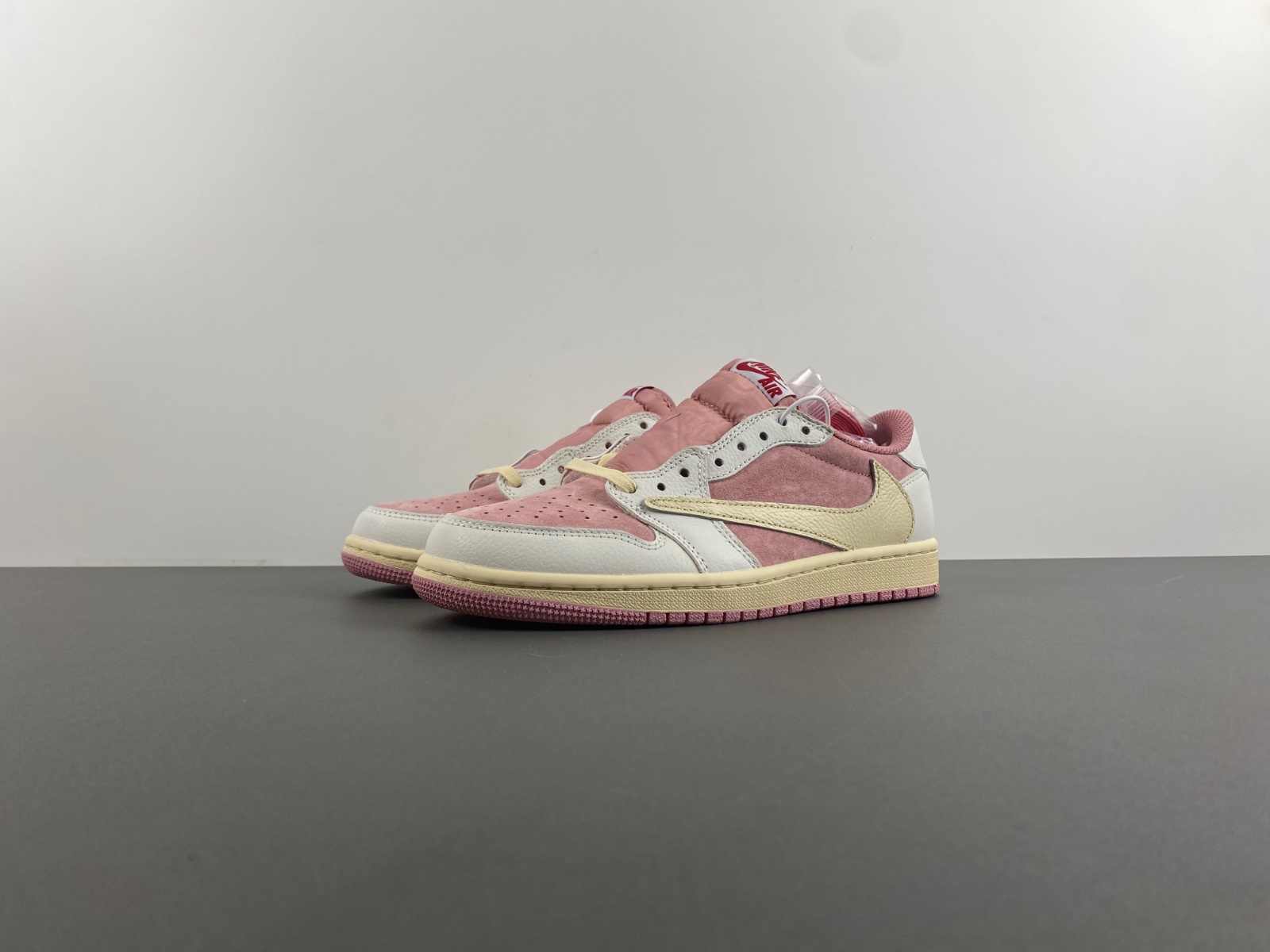 TRAVIS SCOTT X AIR JORDAN 1 LOW OG SHY PINK  DM7866-106