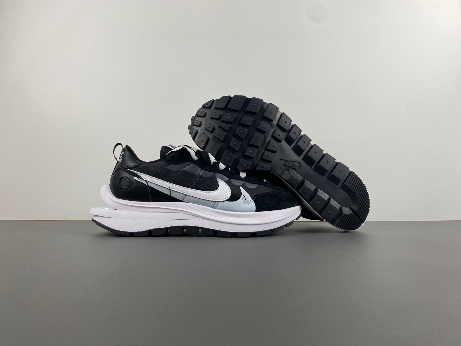 Nike VaporWaffle x Sacai “Black White”  CV1363-001