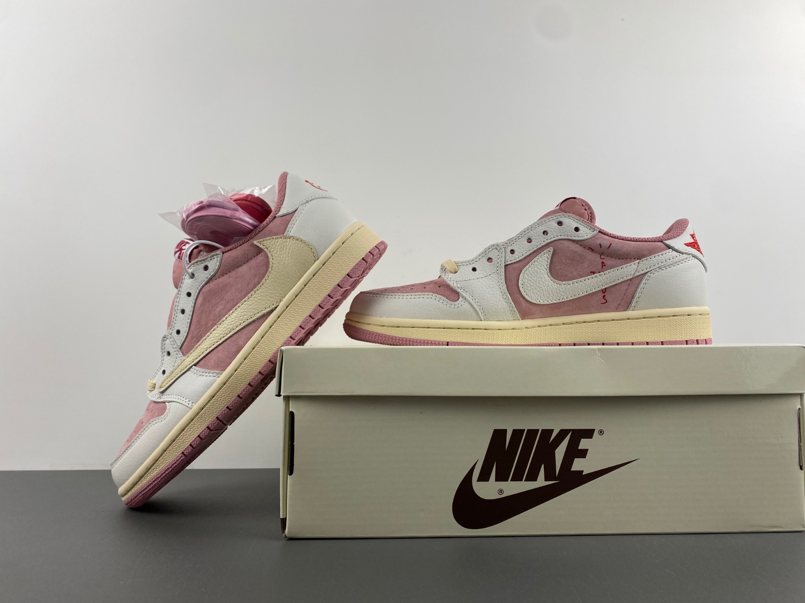 TRAVIS SCOTT X AIR JORDAN 1 LOW OG SHY PINK  DM7866-106