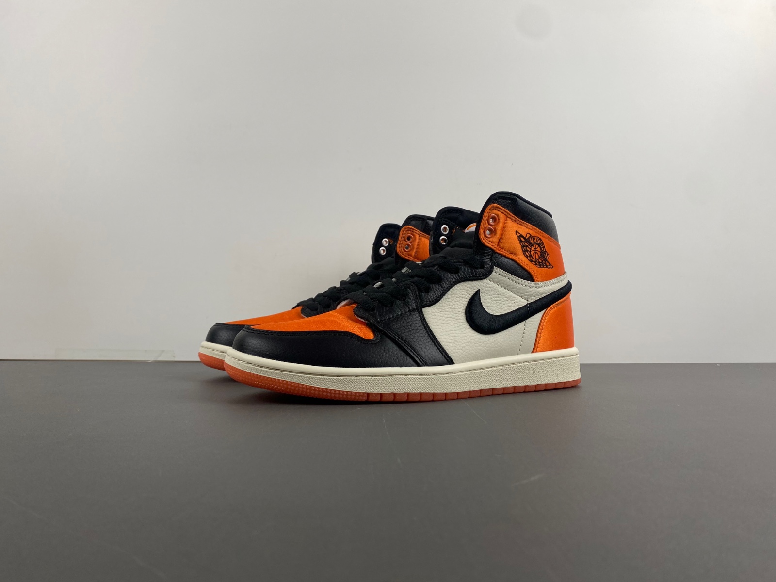 Air Jordan 1 Retro High OG Satin Shattered Backboard   AV3725-010