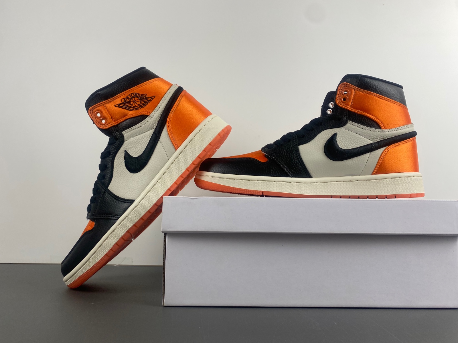 Air Jordan 1 Retro High OG Satin Shattered Backboard   AV3725-010