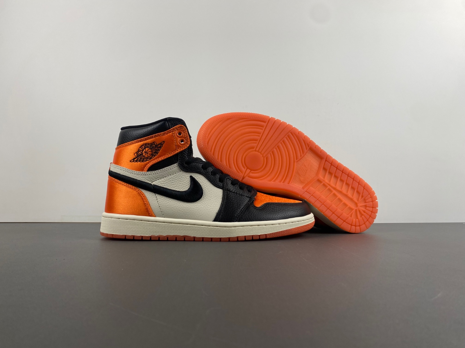 Air Jordan 1 Retro High OG Satin Shattered Backboard   AV3725-010