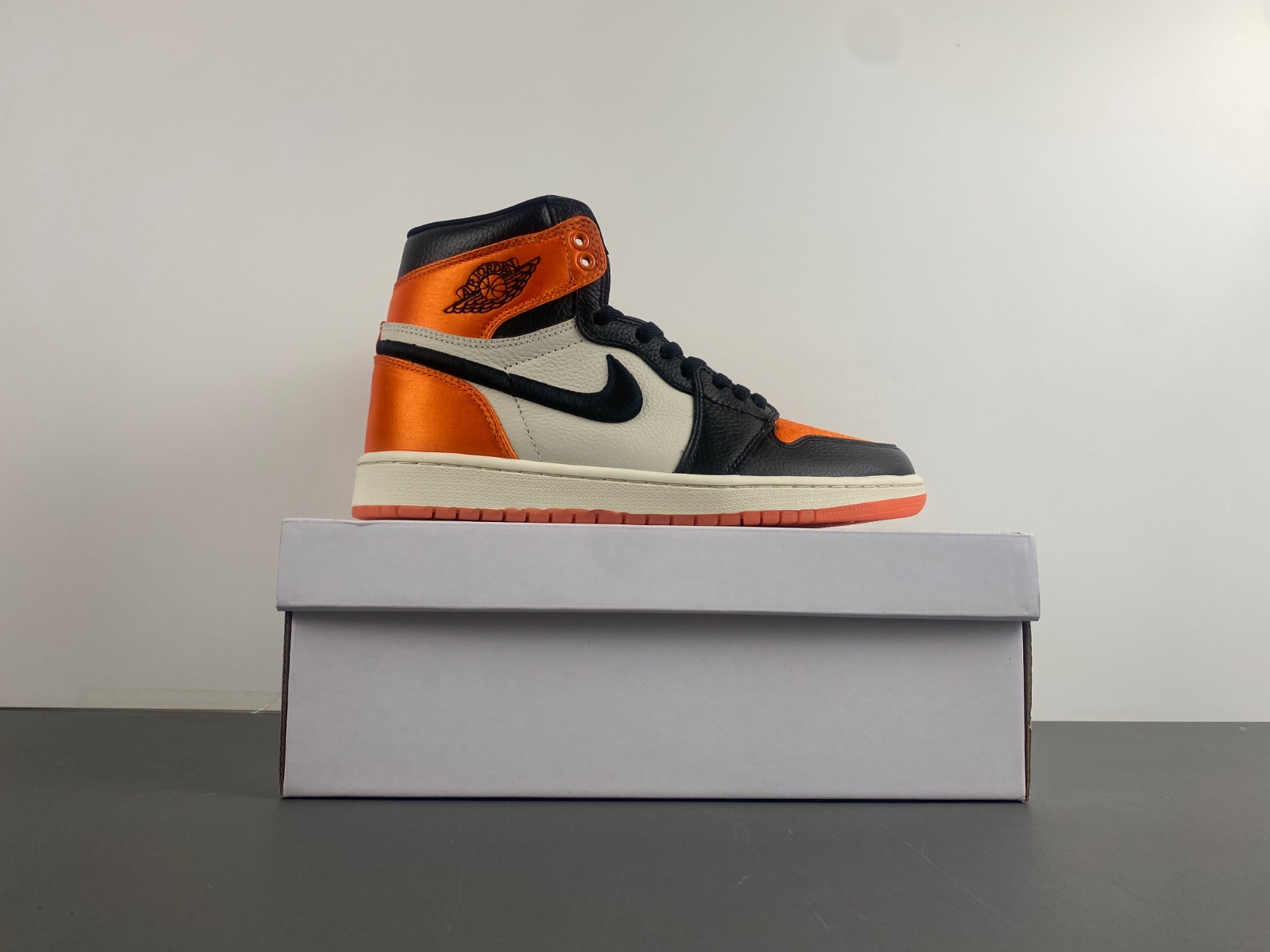 Air Jordan 1 Retro High OG Satin Shattered Backboard   AV3725-010